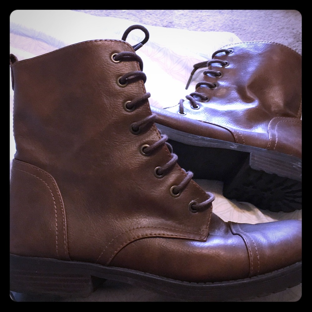 Gorgeous tasteful brown boots 🥾